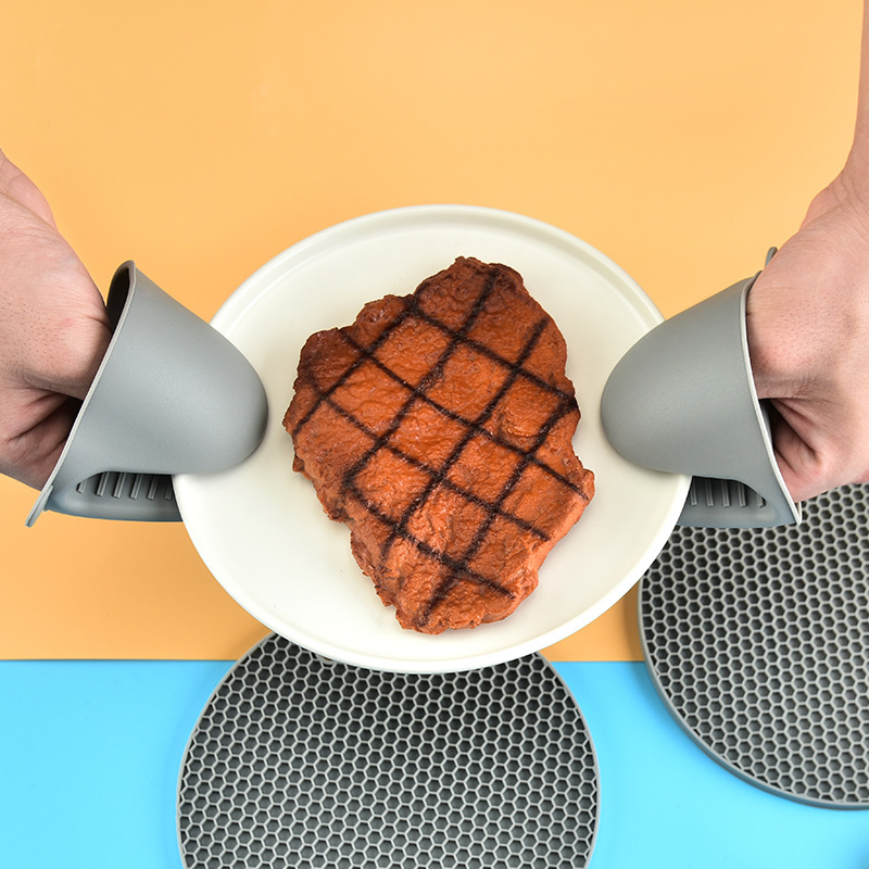 Kitchen Heat Resistance Mats, Slip-Resistant Textured Grip, Black Cooking Gloves Set