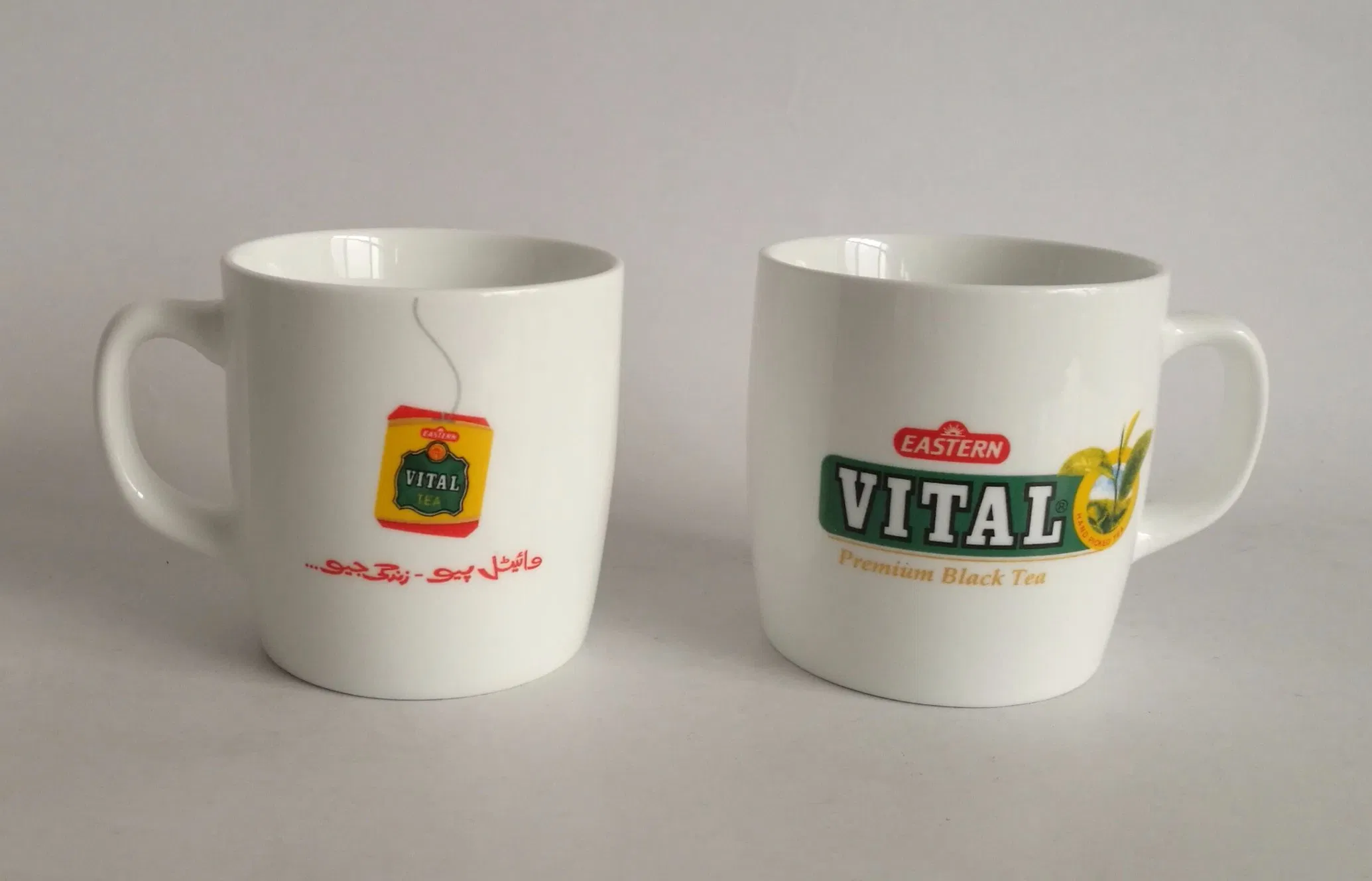 Белая фарфоровая чашка для чая с логотипом