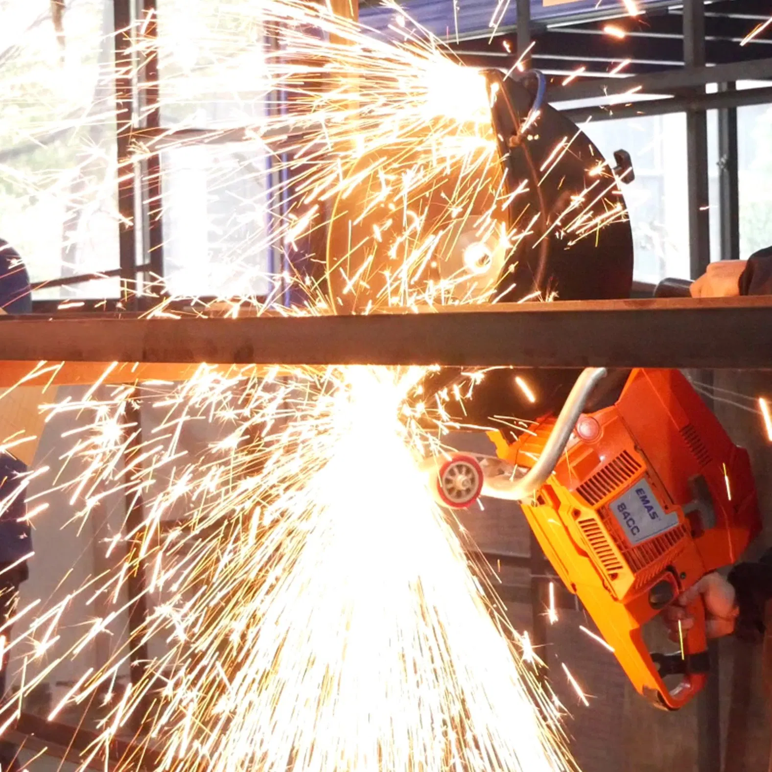 Emas Eht484 86.5cc High Power Petrol Cut off Saw 4.1kw Heavy Duty Concrete Saw for Road Cutting and Construction Work