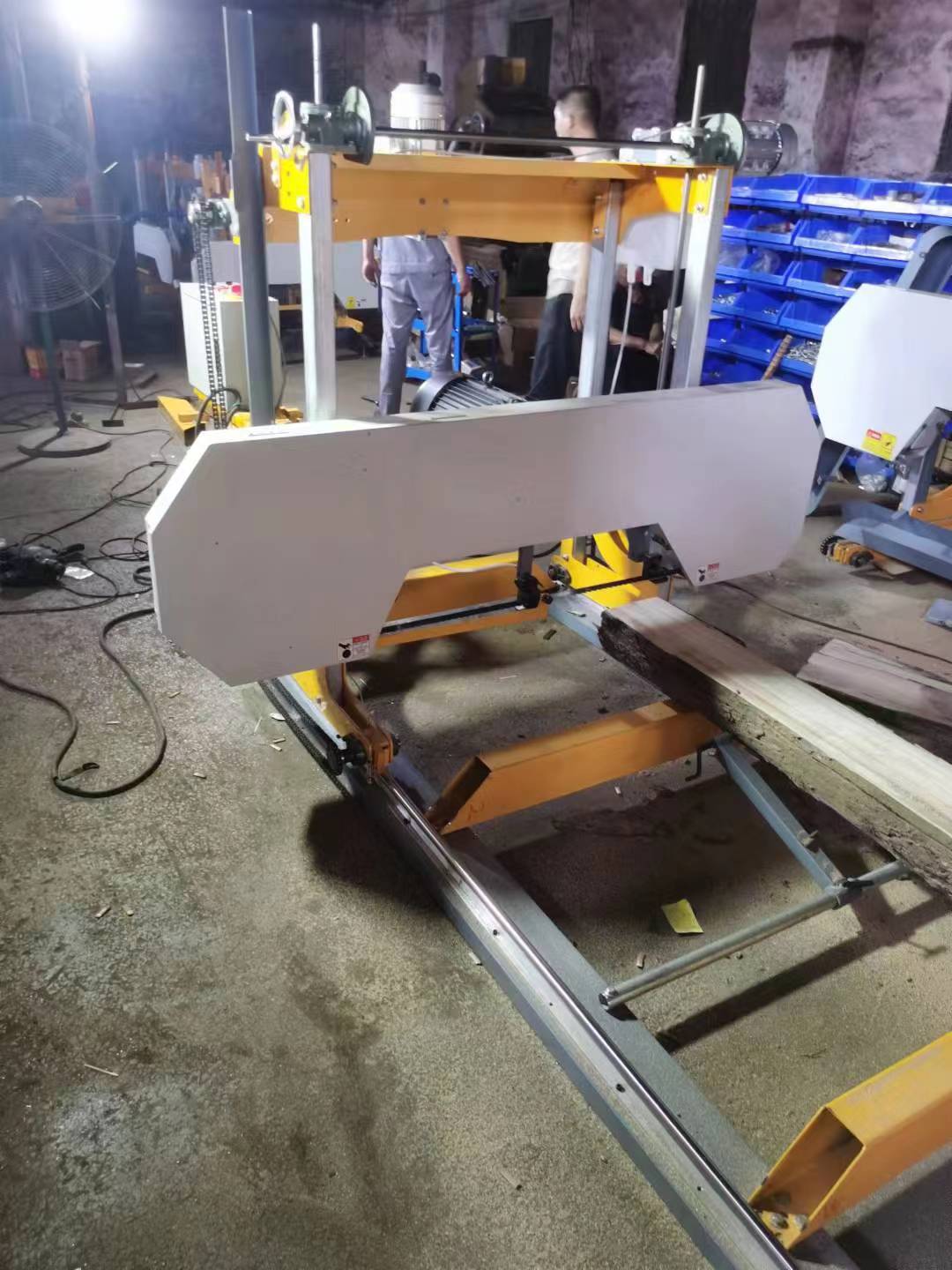 Пила ленточная горизонтальная по дереву для бревен