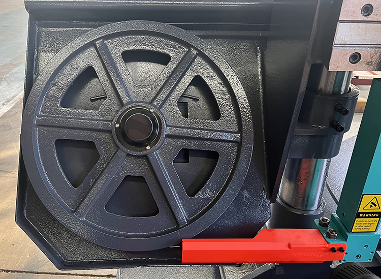 Ленточная пила по металлу промышленная