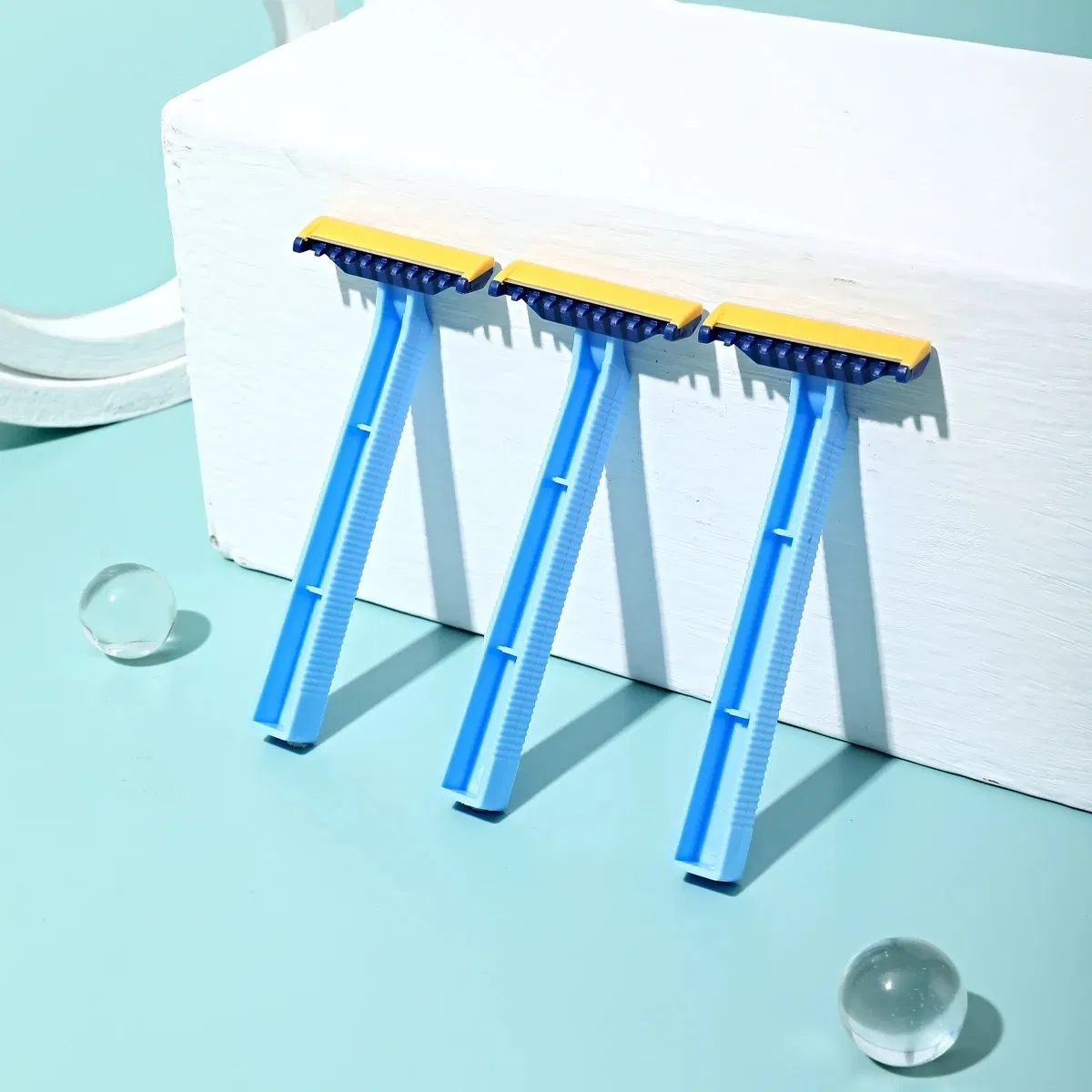 Premium Single Blade Safety Razor with Comb for Smooth Shaving