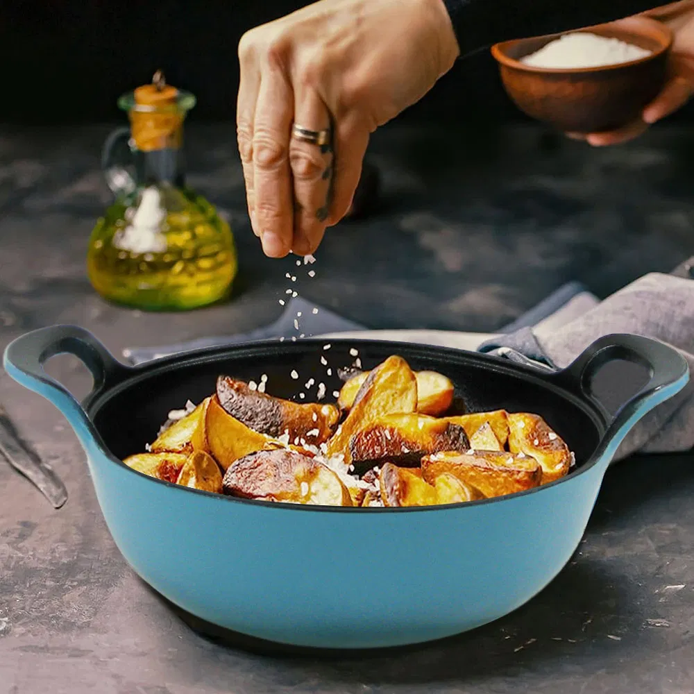 Чугунный вок с плоским дном и ручками