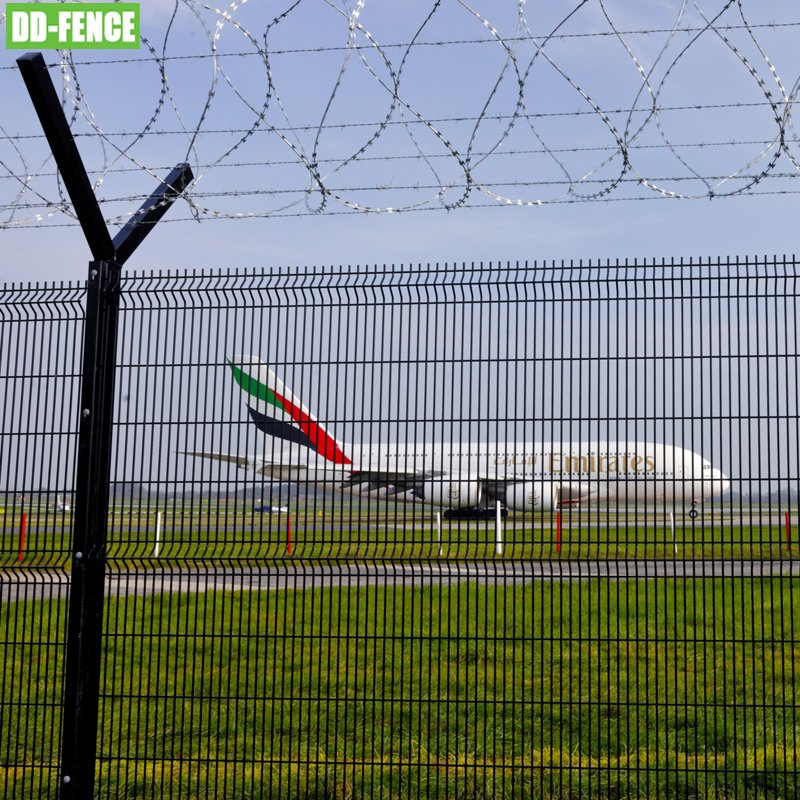 Factory Wholesales Prices PVC Coated Iron Steel Wire Welded Mesh Security Y Post Fence for Airport