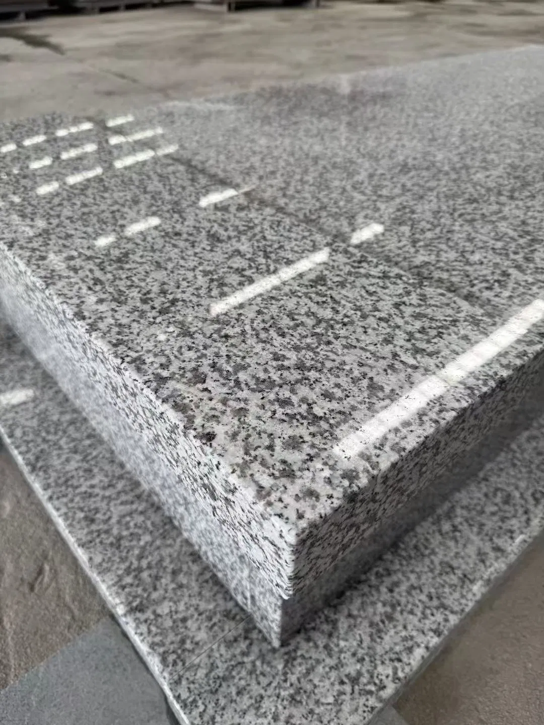 Polished Jilin White Gray Granite Monument European Style