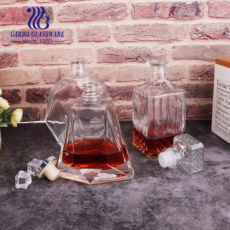 Wholesale Old-Fashion 18oz Wine Bottles Embossed Bar Pub Clear Glass Whisky Decanter