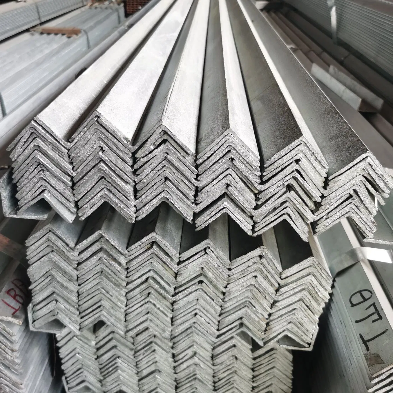 Q235 Q355 Hot Rolled Equal or Unequal Steel Angles for Metal Building Materials
