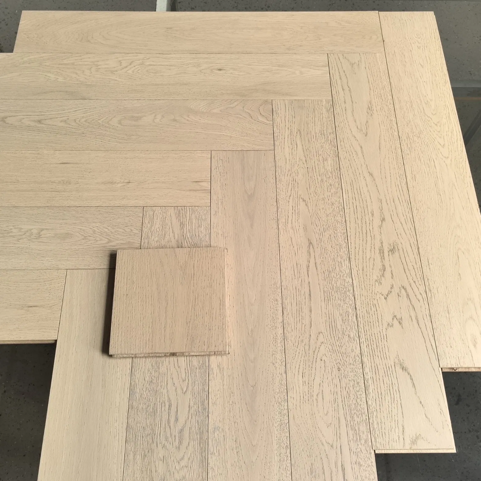 Herringbone Natural European Oak Flooring Indoor Multilayered Wide Plank Hardwood White Oak Engineered Wood Flooring