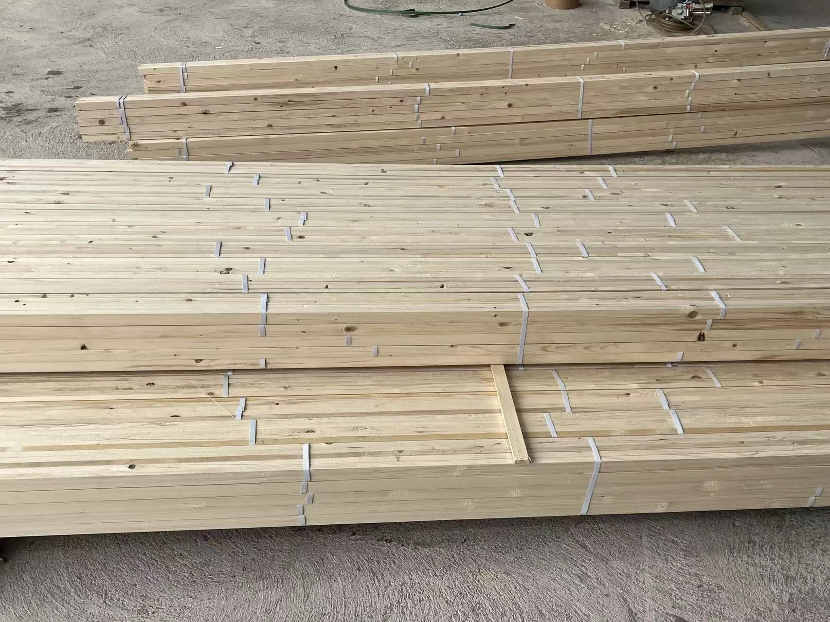 2400-2700-3600mm Natural Color Solid Wood White Pine Sawn Timber for Building Applications