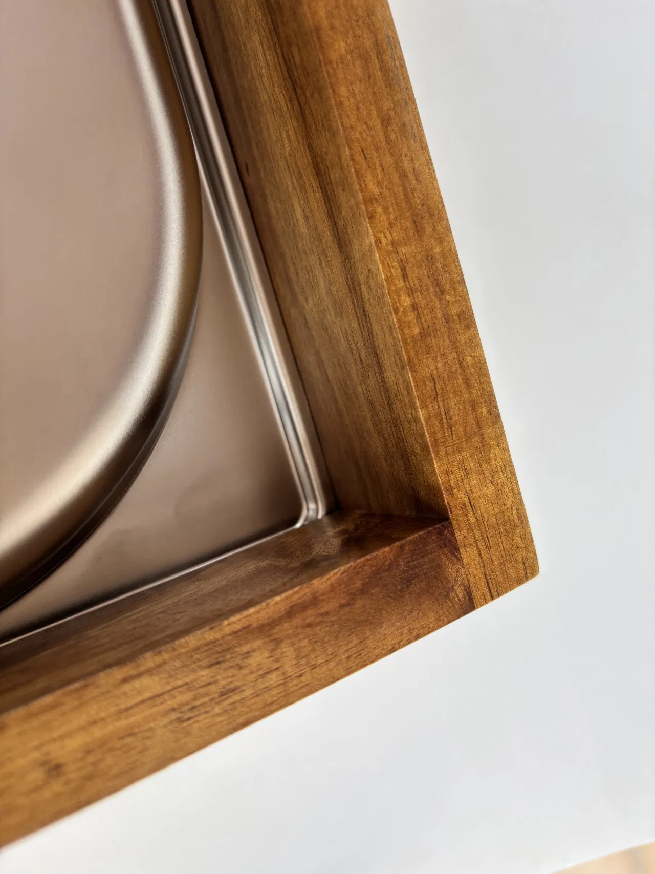 Разделочная доска с лотком и лаковым покрытием