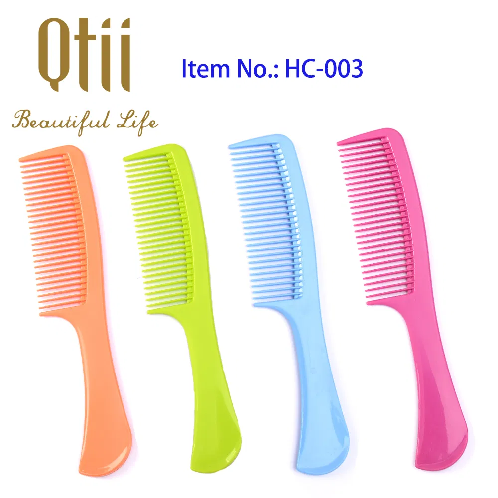 Длинная пластиковая расческа для волос с цветной ручкой