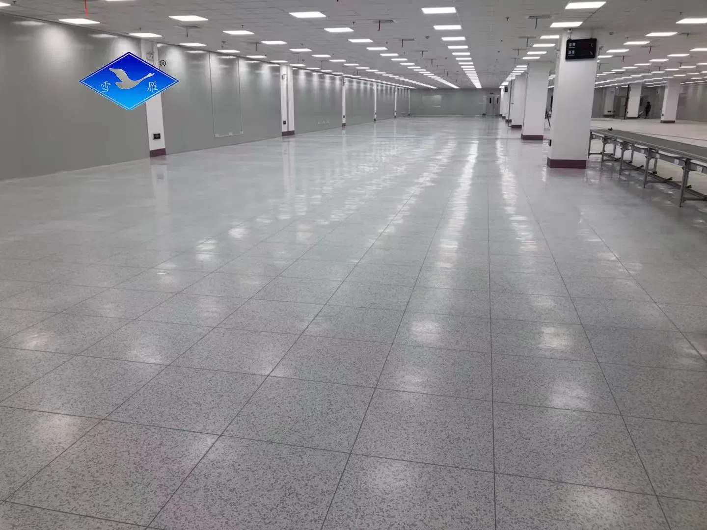 Factory Direct Conductive PVC ESD Piso Vinyl Flooring Size 500X500mm Data Center Usage