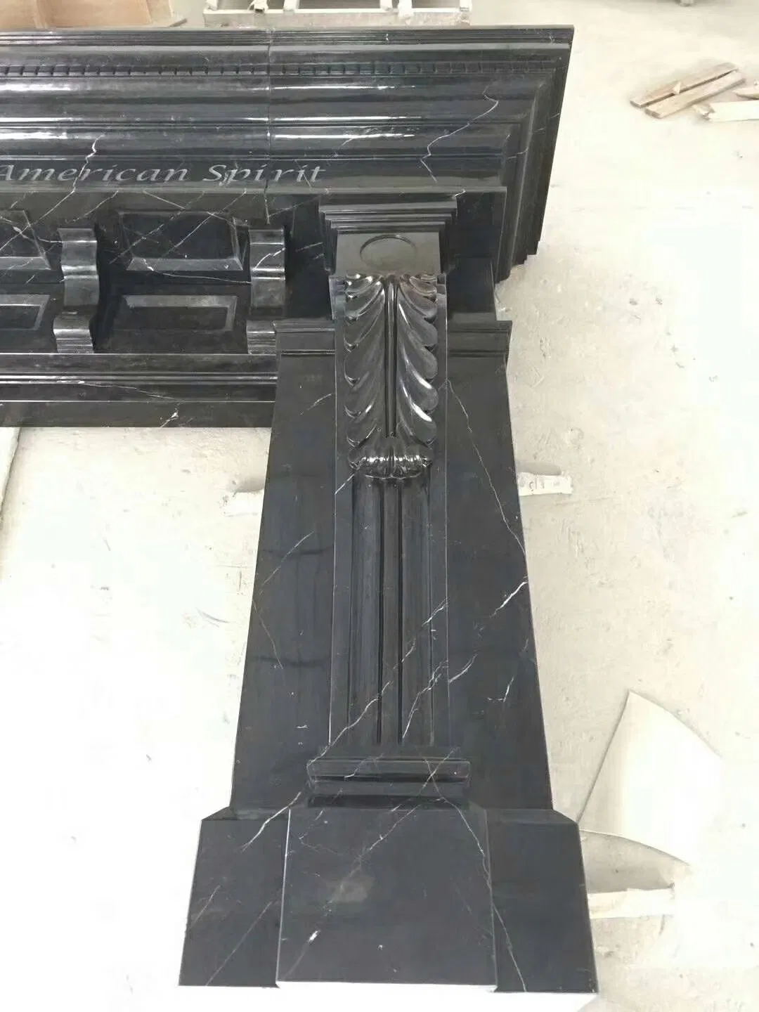 Камин из черного мрамора Nero Marquina для интерьера