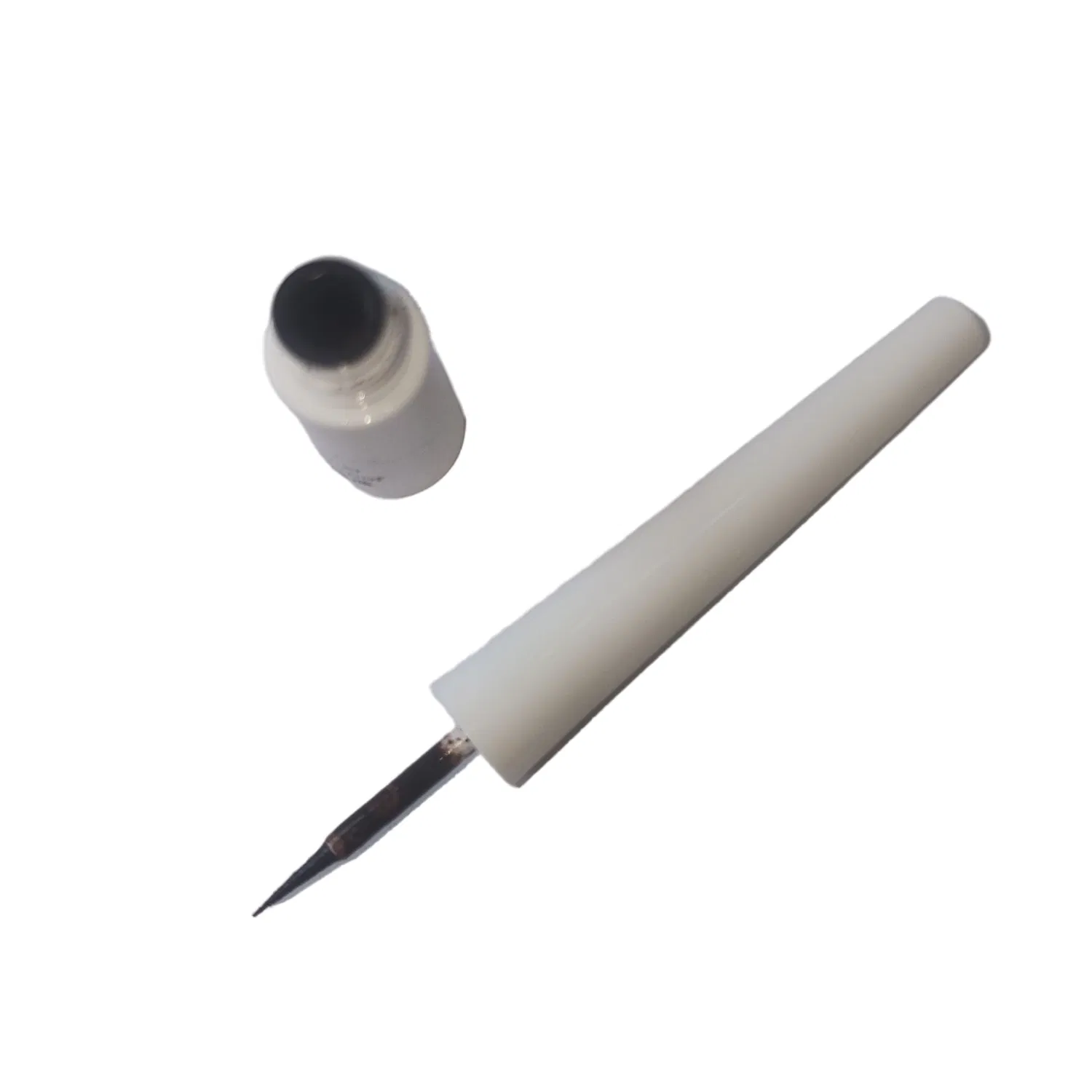 Smudge-Proof Liquid Eyeliner Pen for Effortless Eye Definition