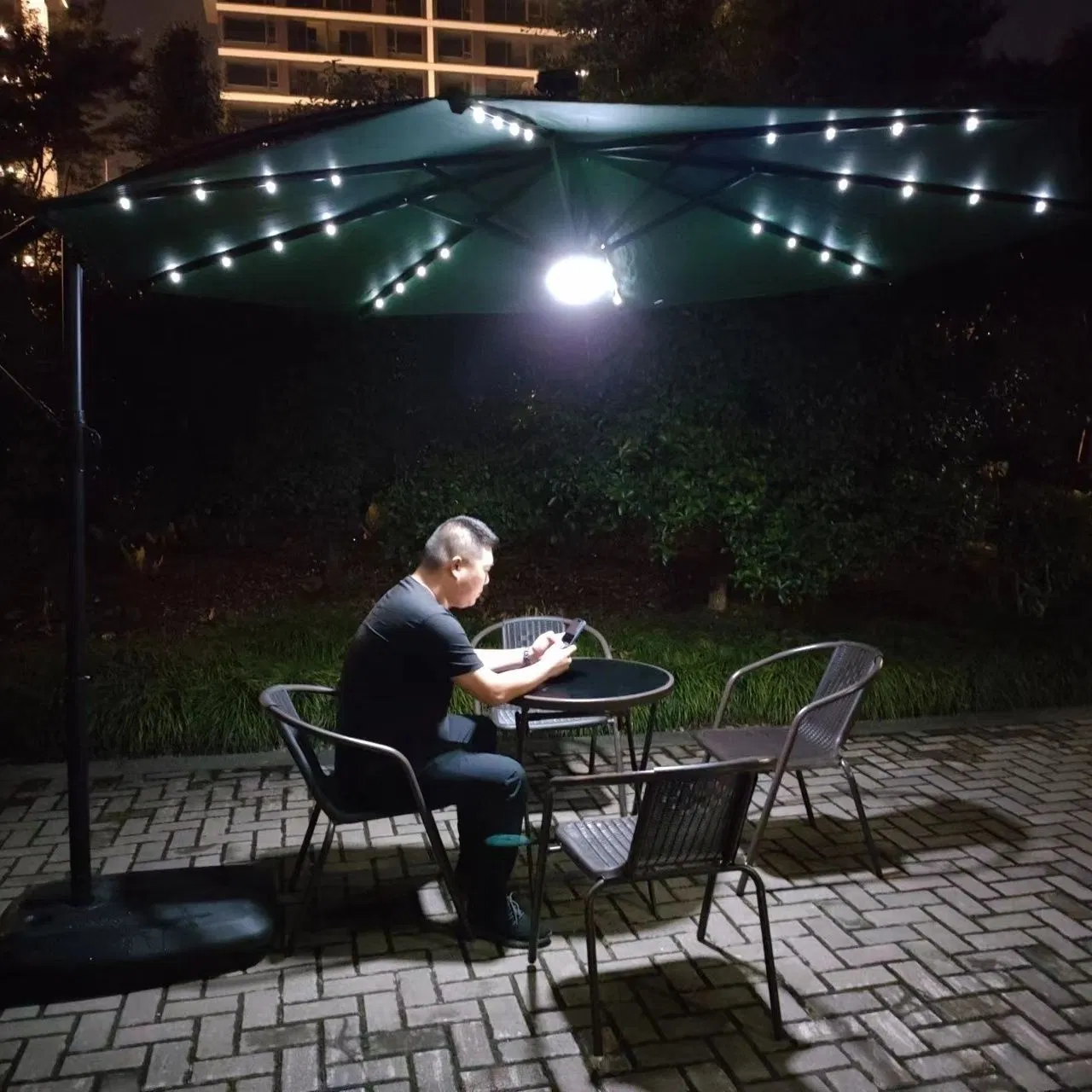 Большой садовый зонт с LED-подсветкой и солнечной панелью