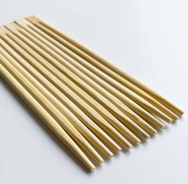 Best-Selling Disposable Primary-Color Bamboo Chopsticks Are Biodegradable.