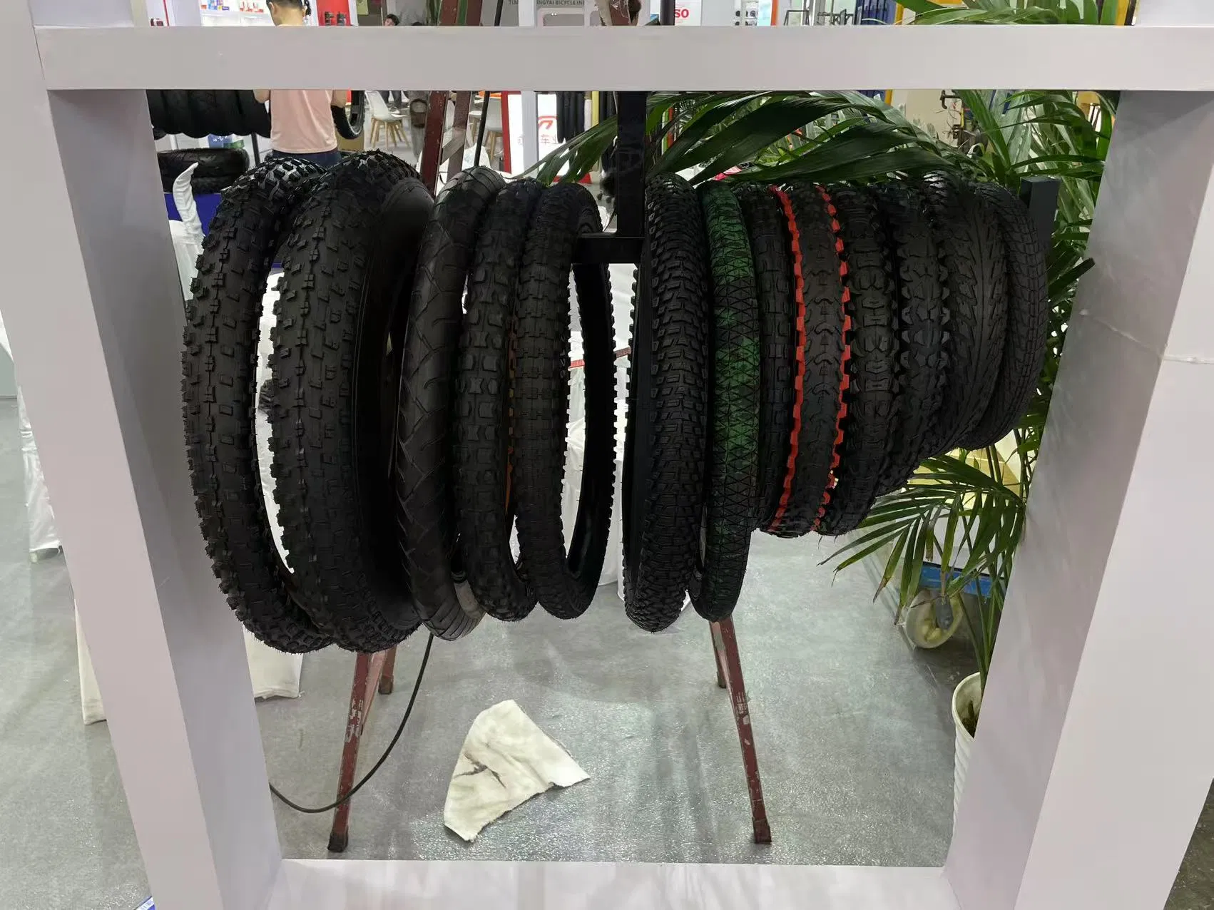 Велосипедная покрышка 26 дюймов с желтой полосой