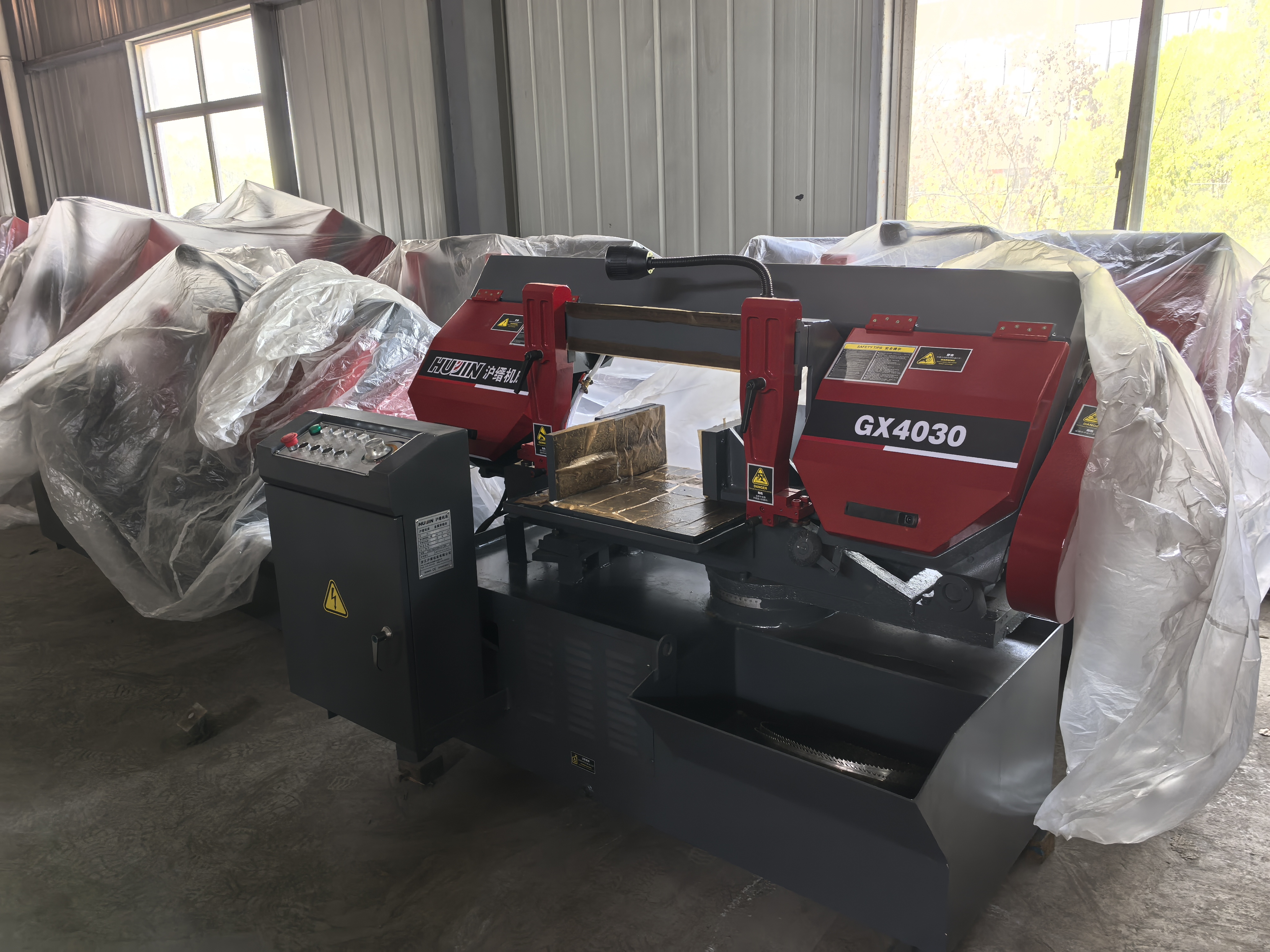 Ленточная пила по металлу горизонтальная для труб