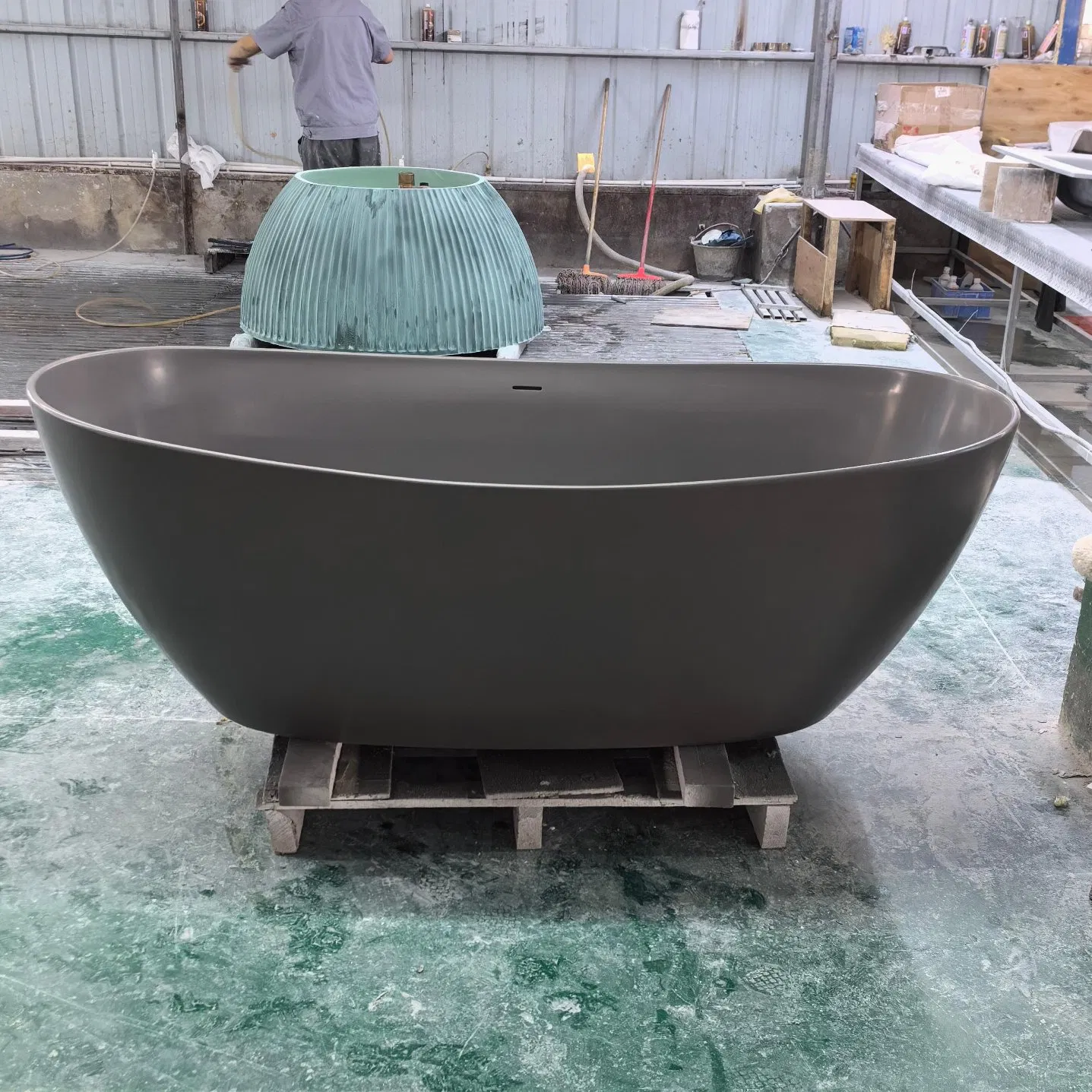 Отдельностоящая ванна из искусственного камня коричнево-серая