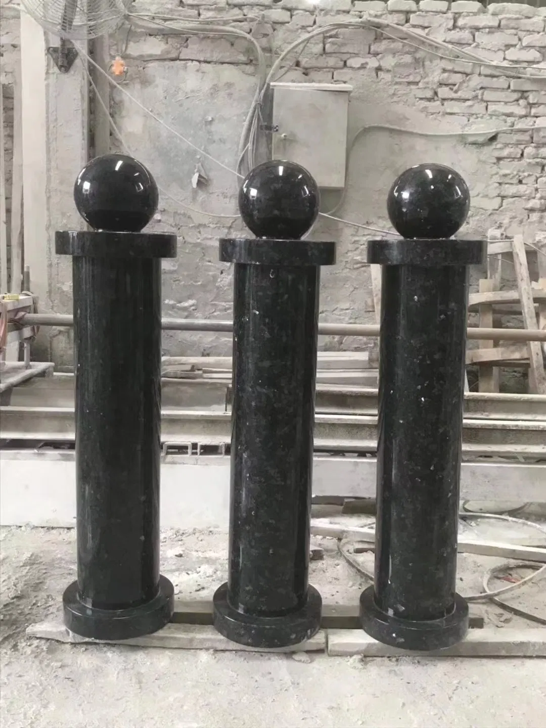 Customized Solid Polished Black Granite Pillar with Round Ball