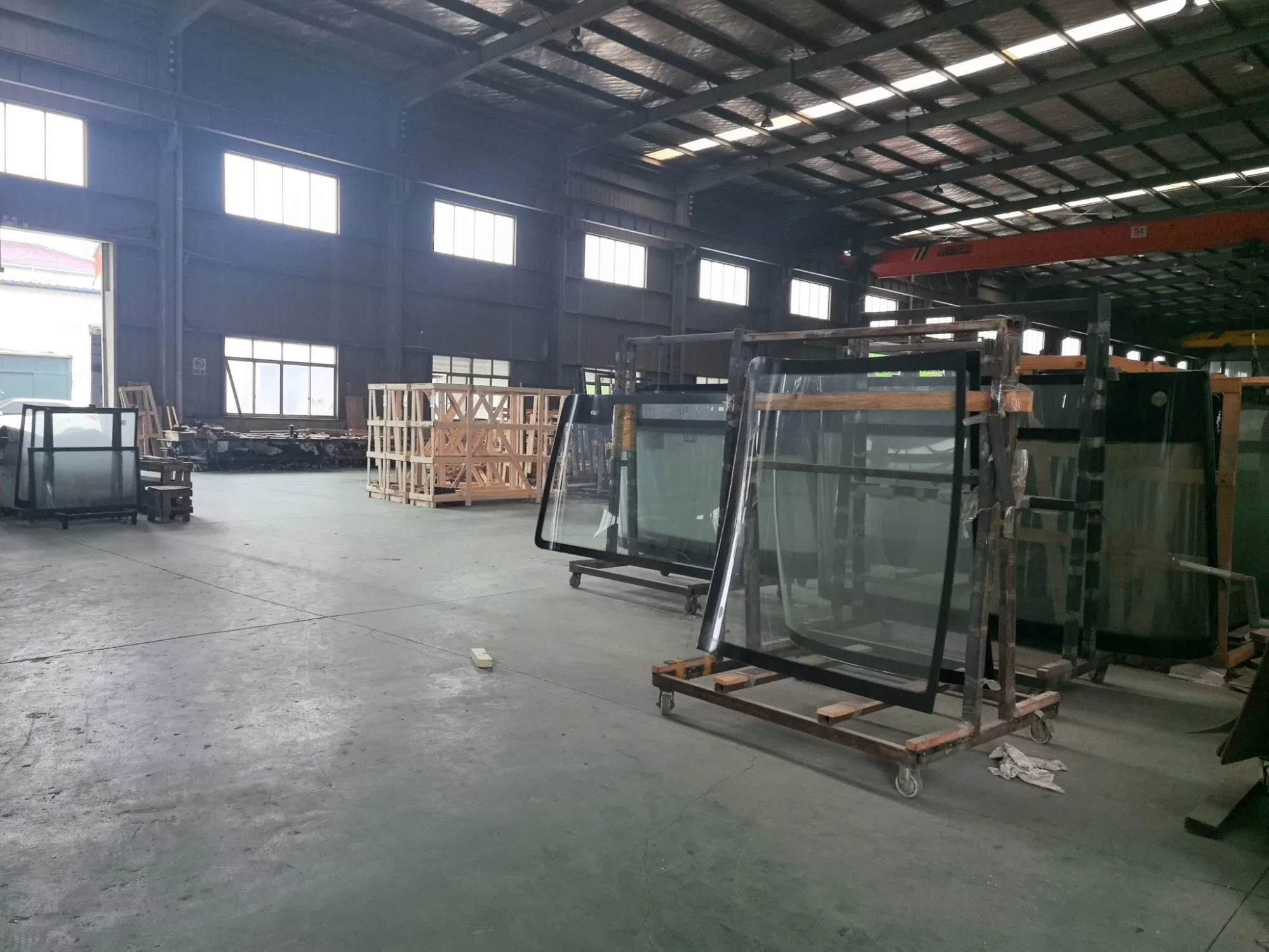 Прозрачное защитное стекло повышенной прочности для лобового окна автобуса