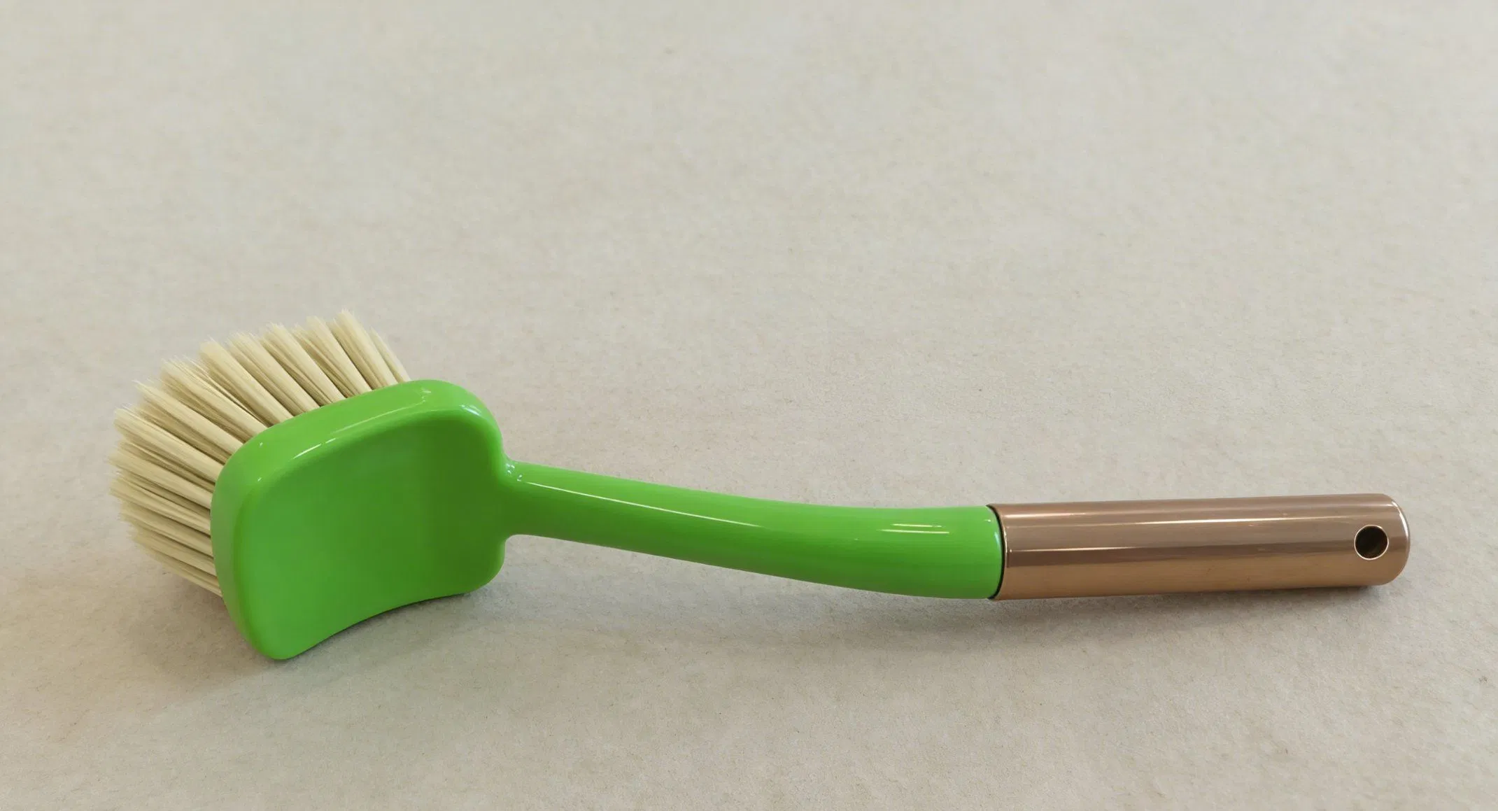 Eco-Friendly Dish Brush with Biodegradable Bristles for Sustainable Cleaning