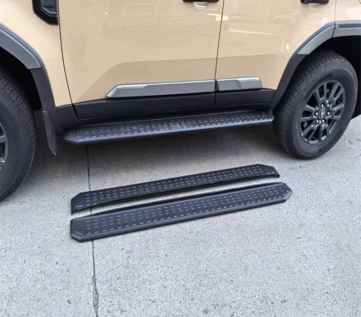 Боковой порог-подножка из алюминия для Toyota Prado (LC250) 2024+