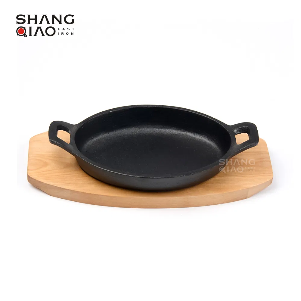 Чугунная овальная сковорода-гриль на деревянной подставке