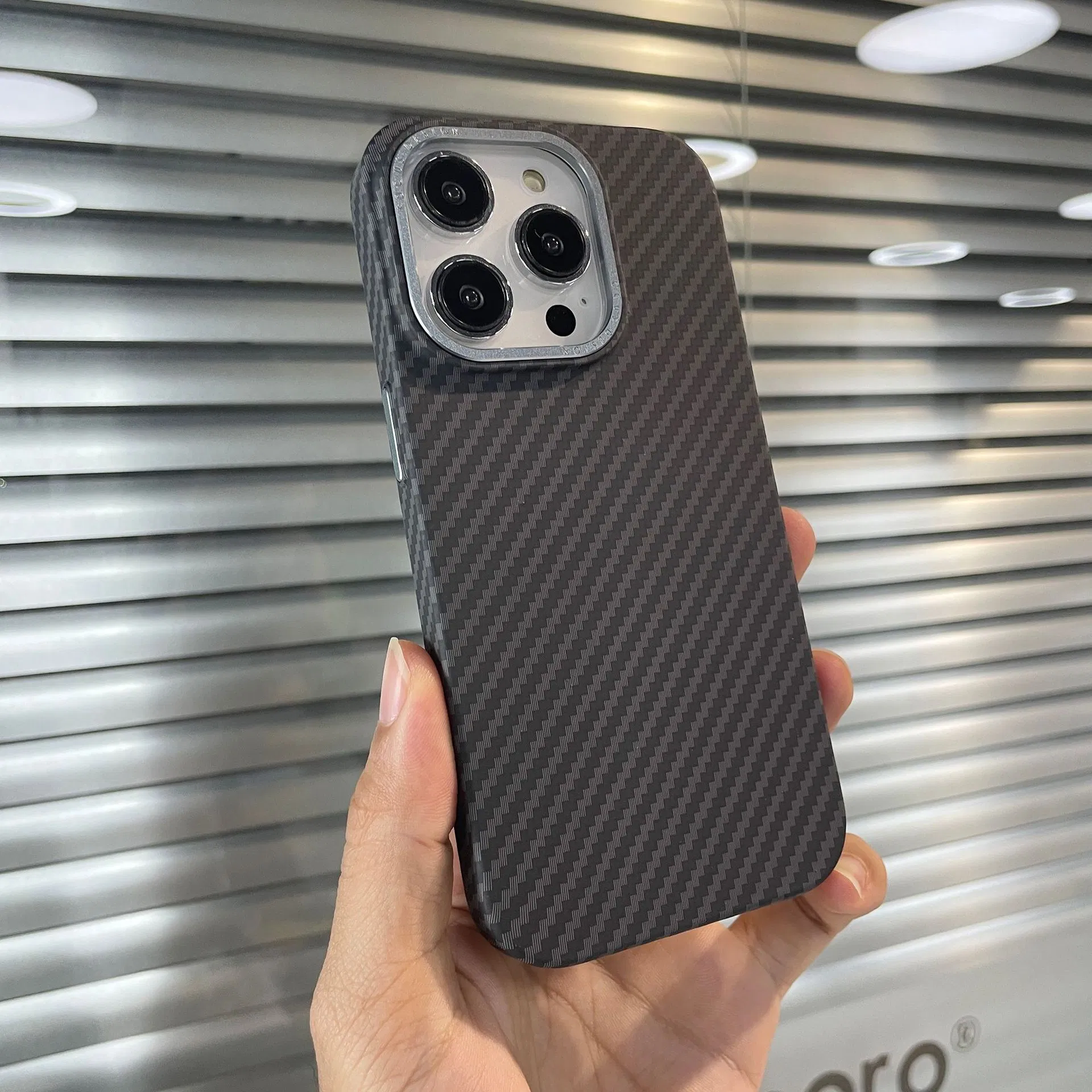 Чехол для iPhone 15 с магнитной линзой из карбона