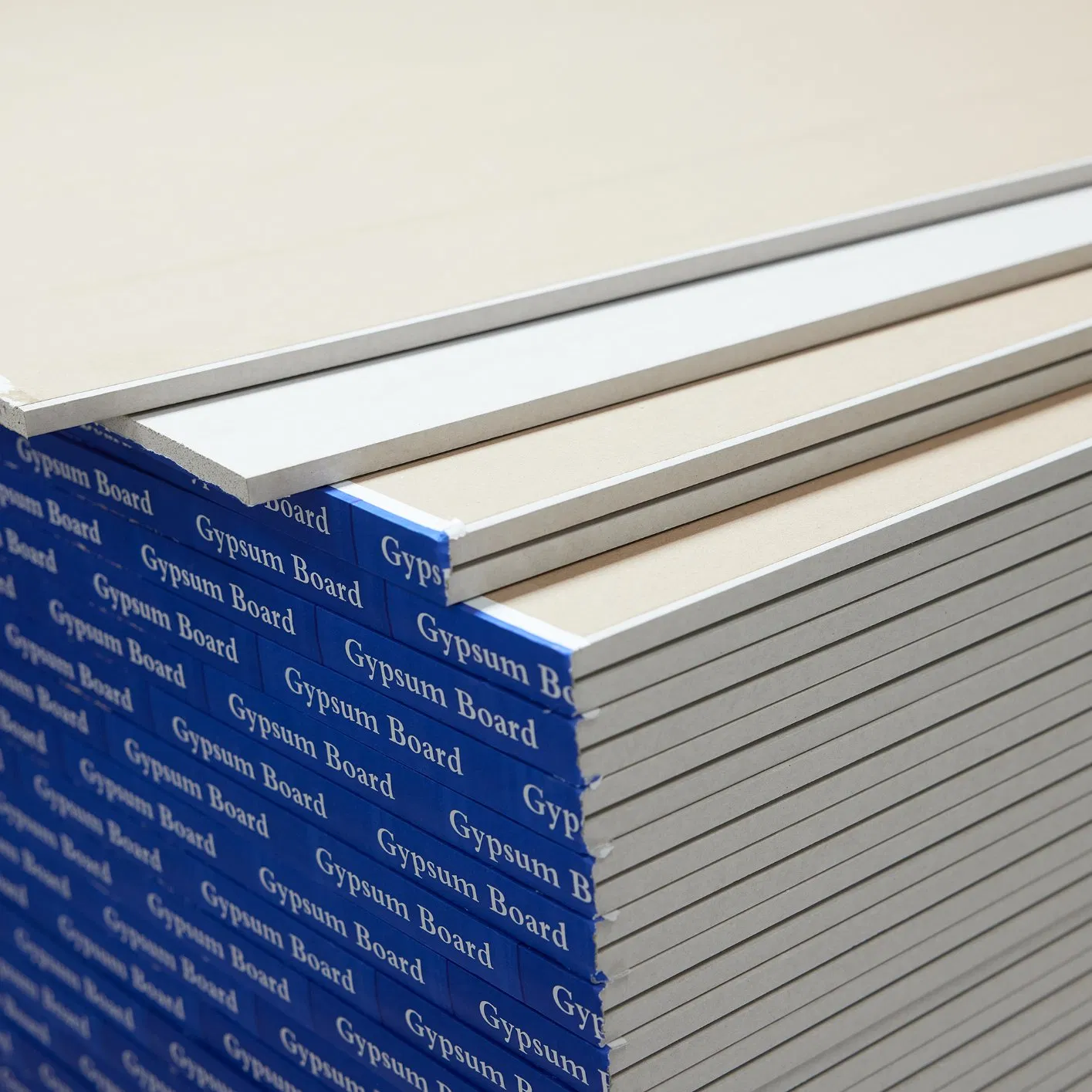 China Manufacturer Wholesale Custom Logo Pure Natural Gypsum Board for Wall and Ceiling