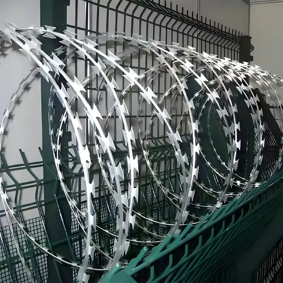 Колючая проволока BTO-22 с оцинкованными лезвиями