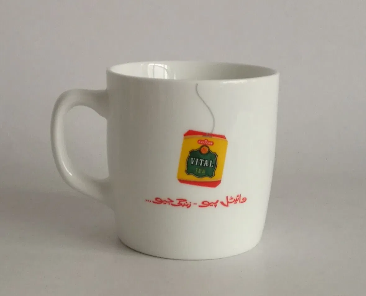 Белая фарфоровая чашка для чая с логотипом