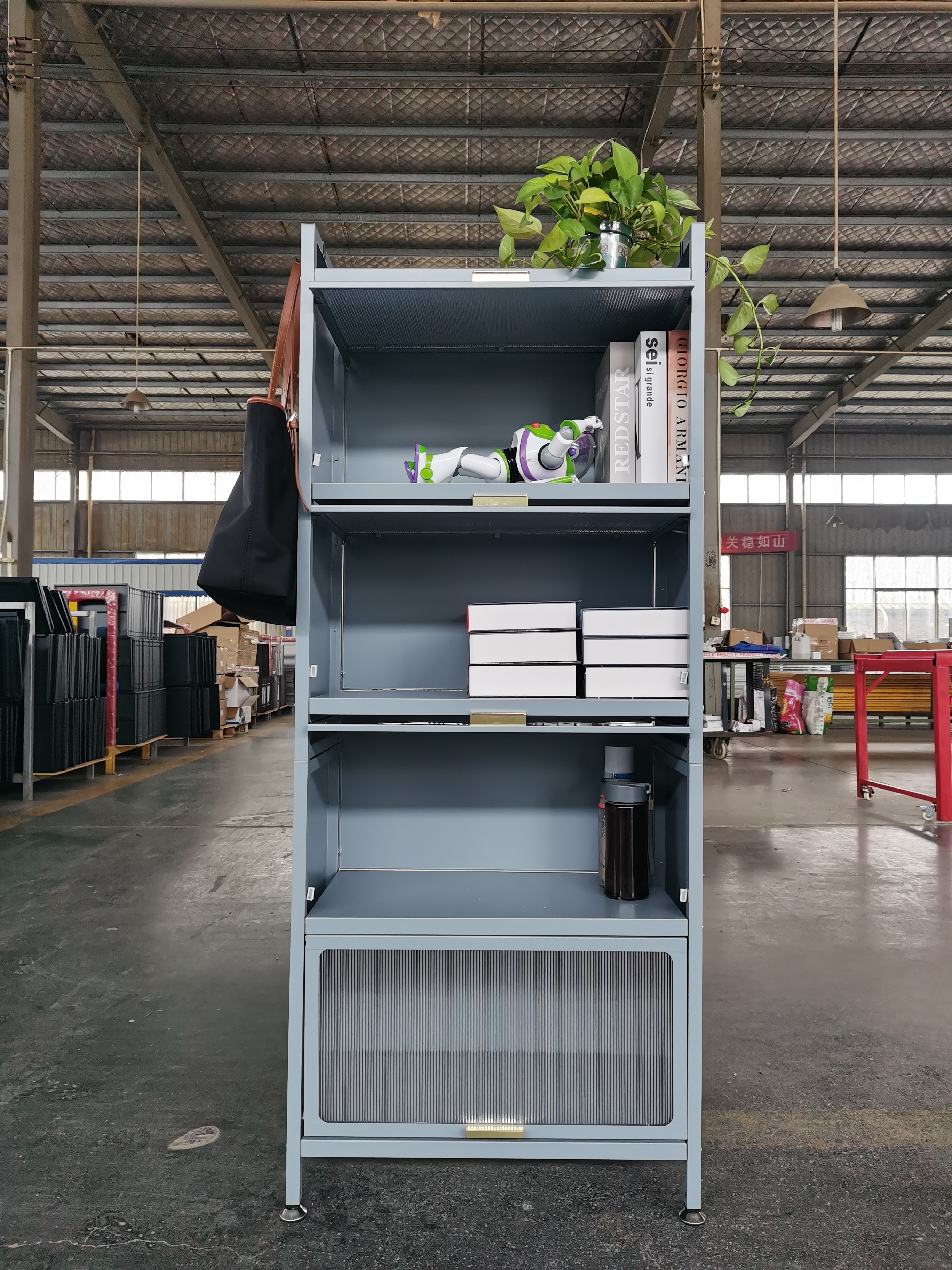 Полка кухонная металлическая с дверцей