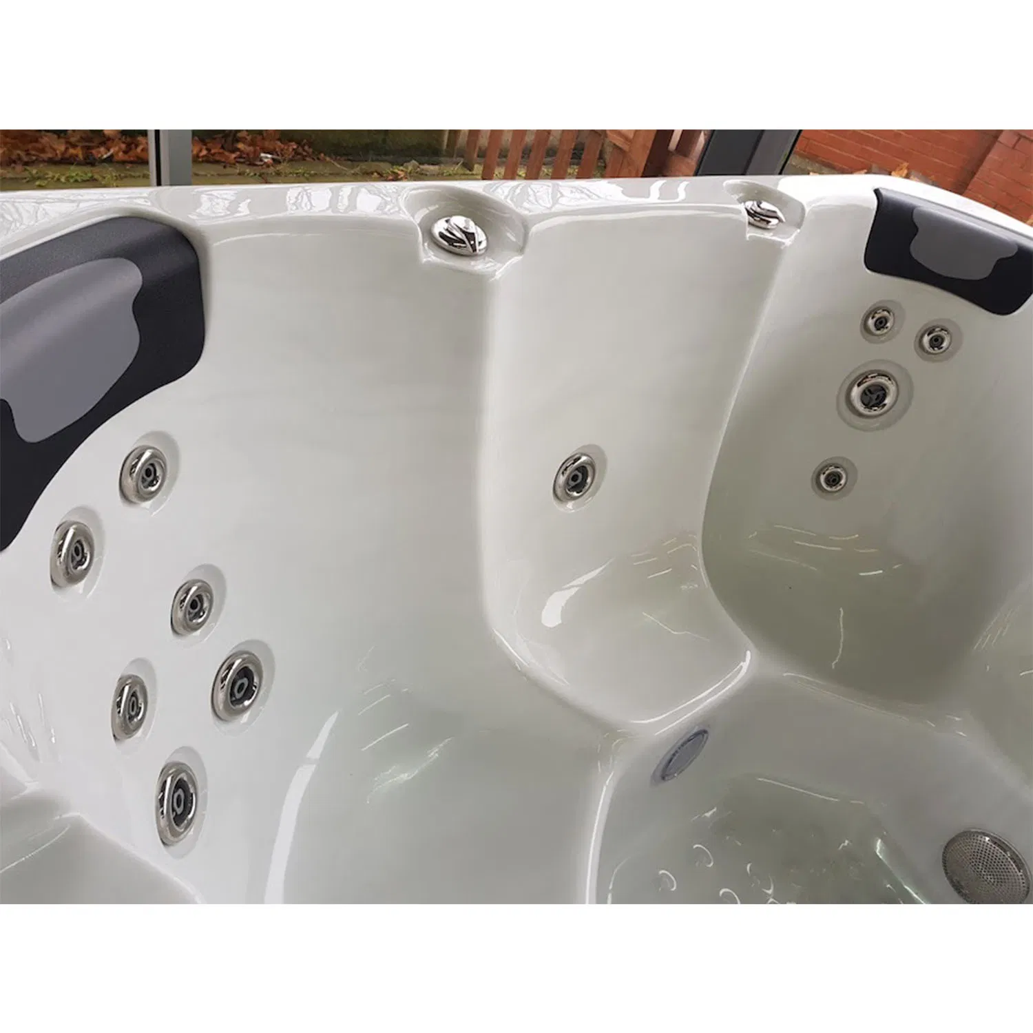 Уличный спа-бассейн на 6 человек с гидромассажем