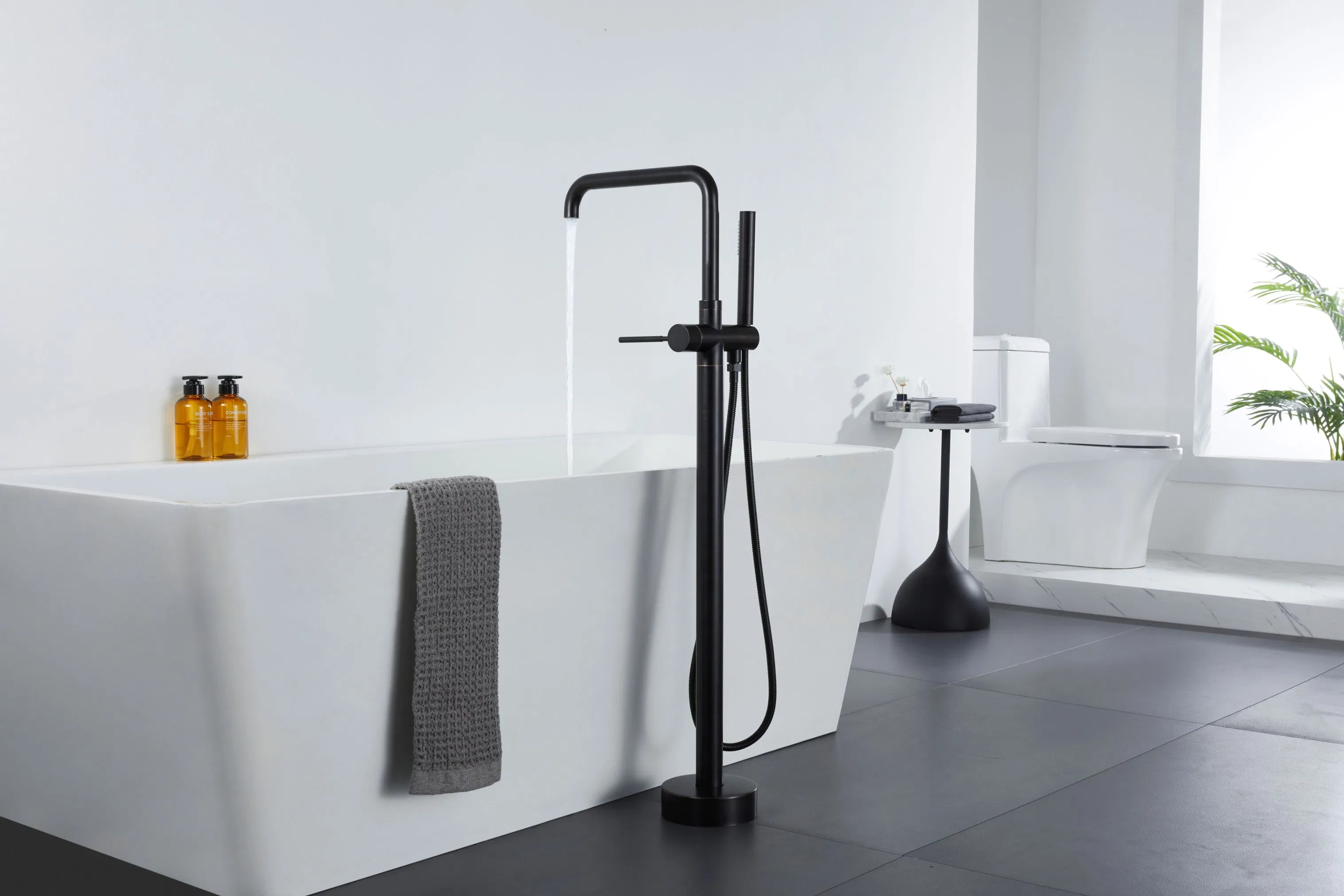 Смеситель для ванны напольный матовый черный с душем