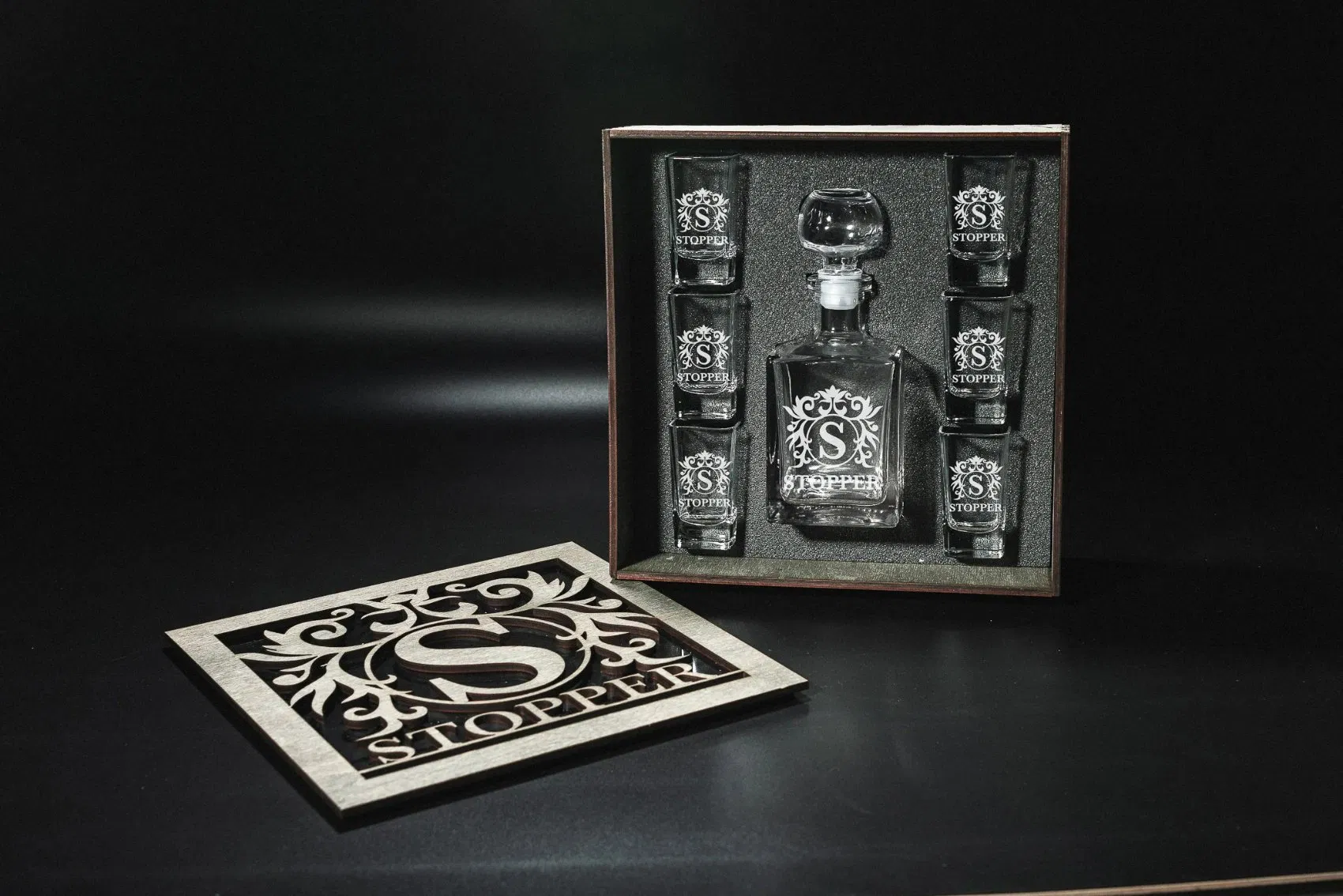 Custom Logo Engraved Liquor Personalized Glass Whiskey Decanter Set with Square Shot Glasses for Men Birthday Gift