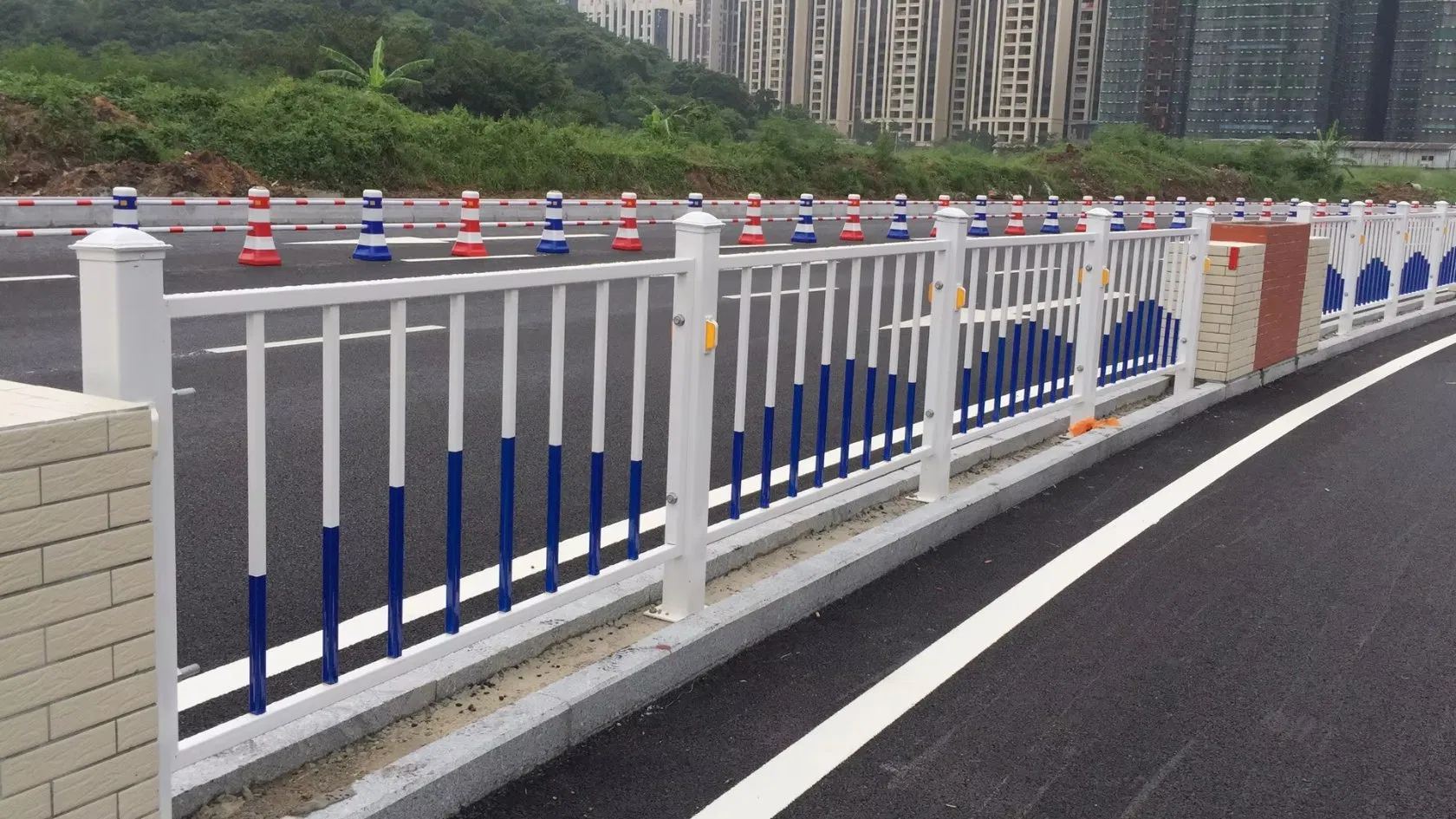 Durable Urban Highway Fence for Enhanced Traffic Safety Guardrail