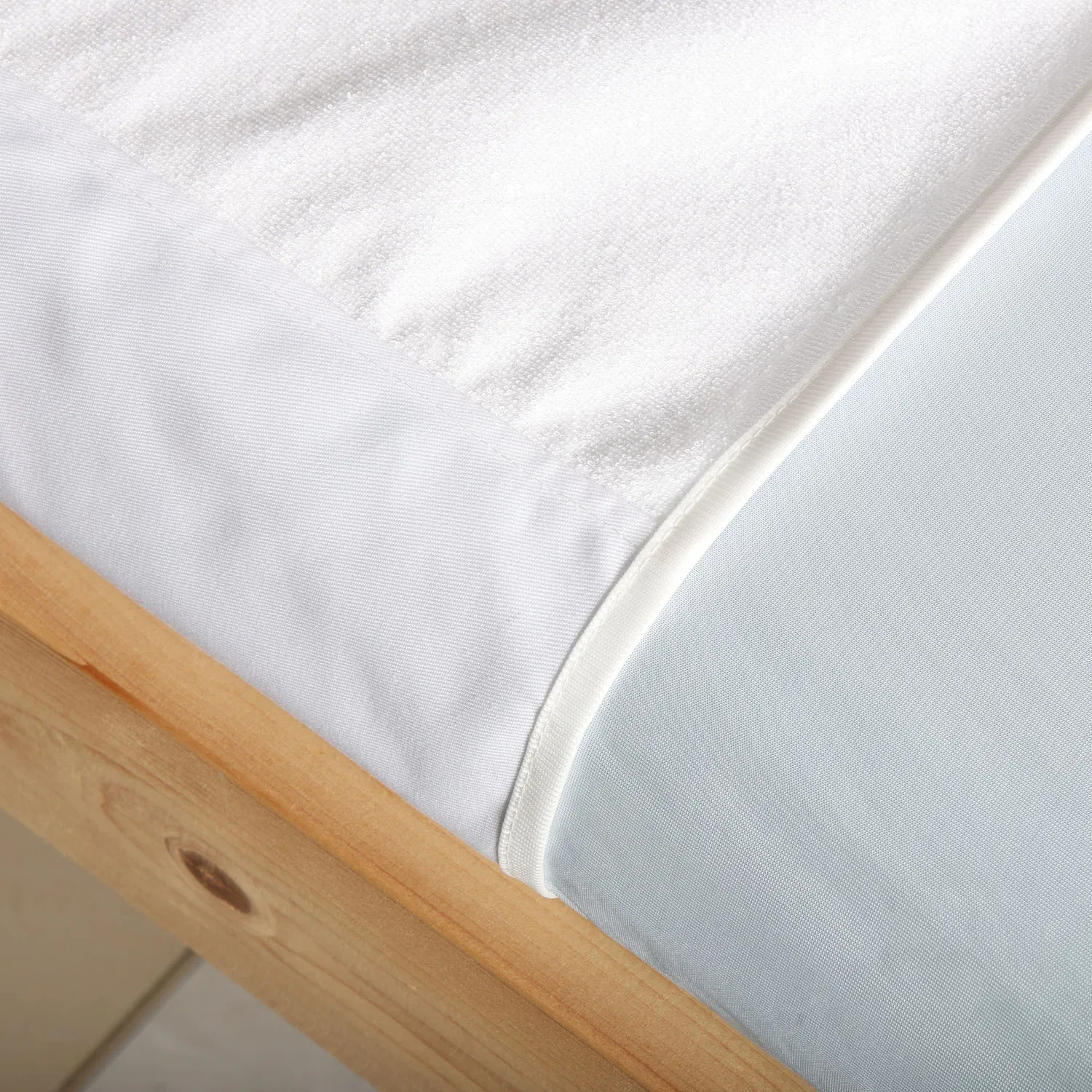 Absorbent Bed Pad with Tuck-in Sides Waterproof Washable Incontinence Reusable Underpad