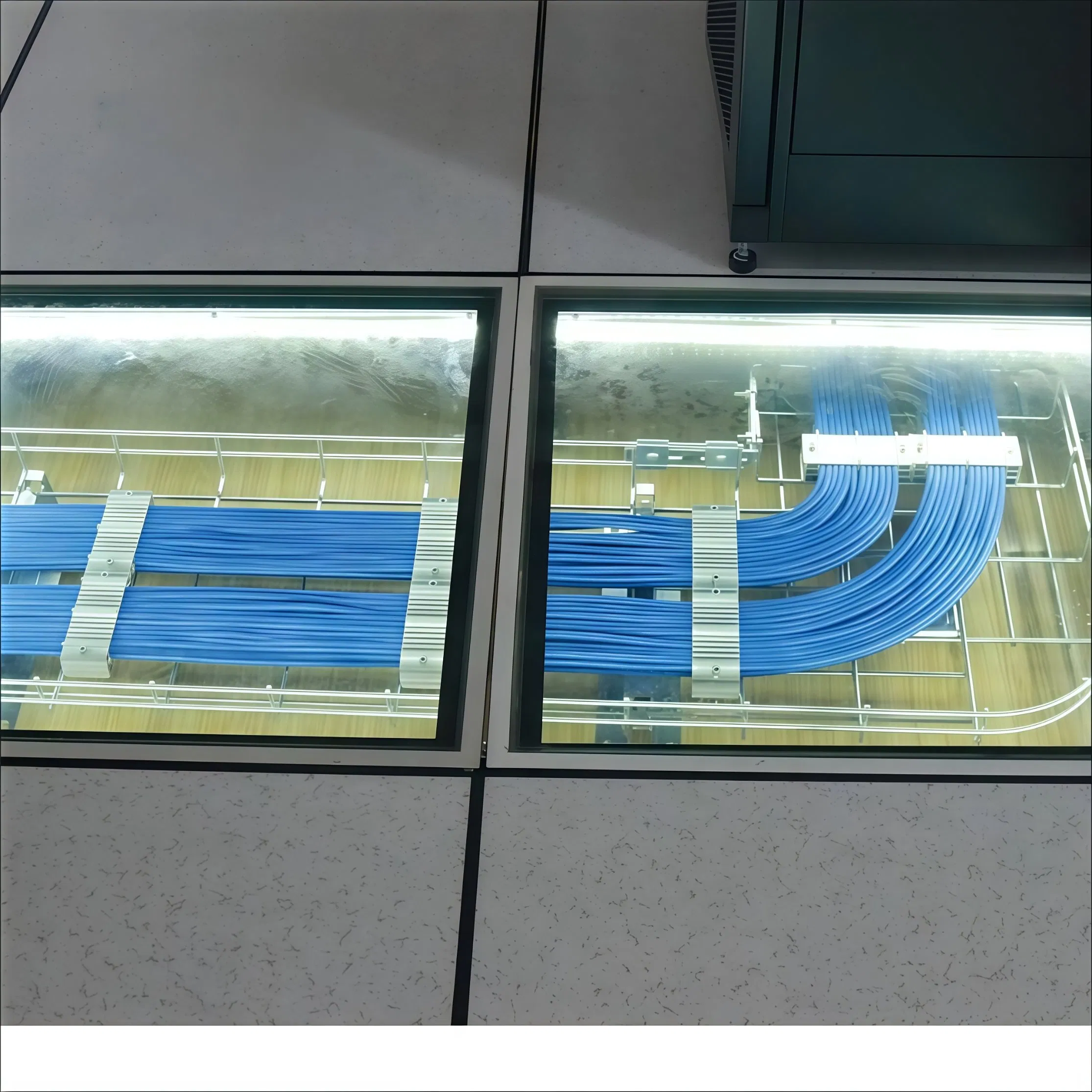 Static-Control Glass Raised Floors with 98% Transparency – Elevate Showroom and Commercial Space Design