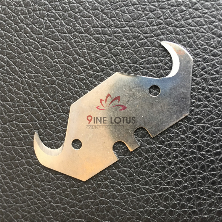 Крюк для резки тканей и шпагата с лезвиями