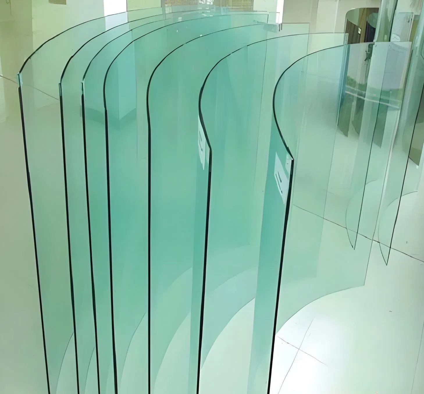 Long-Lasting Curved Safety Glass for Safe Construction Use
