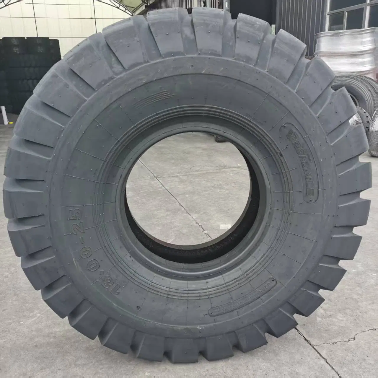 Шина для самосвала в угольной шахте 1800-25 23.5-25 L3 с бутиловой камерой