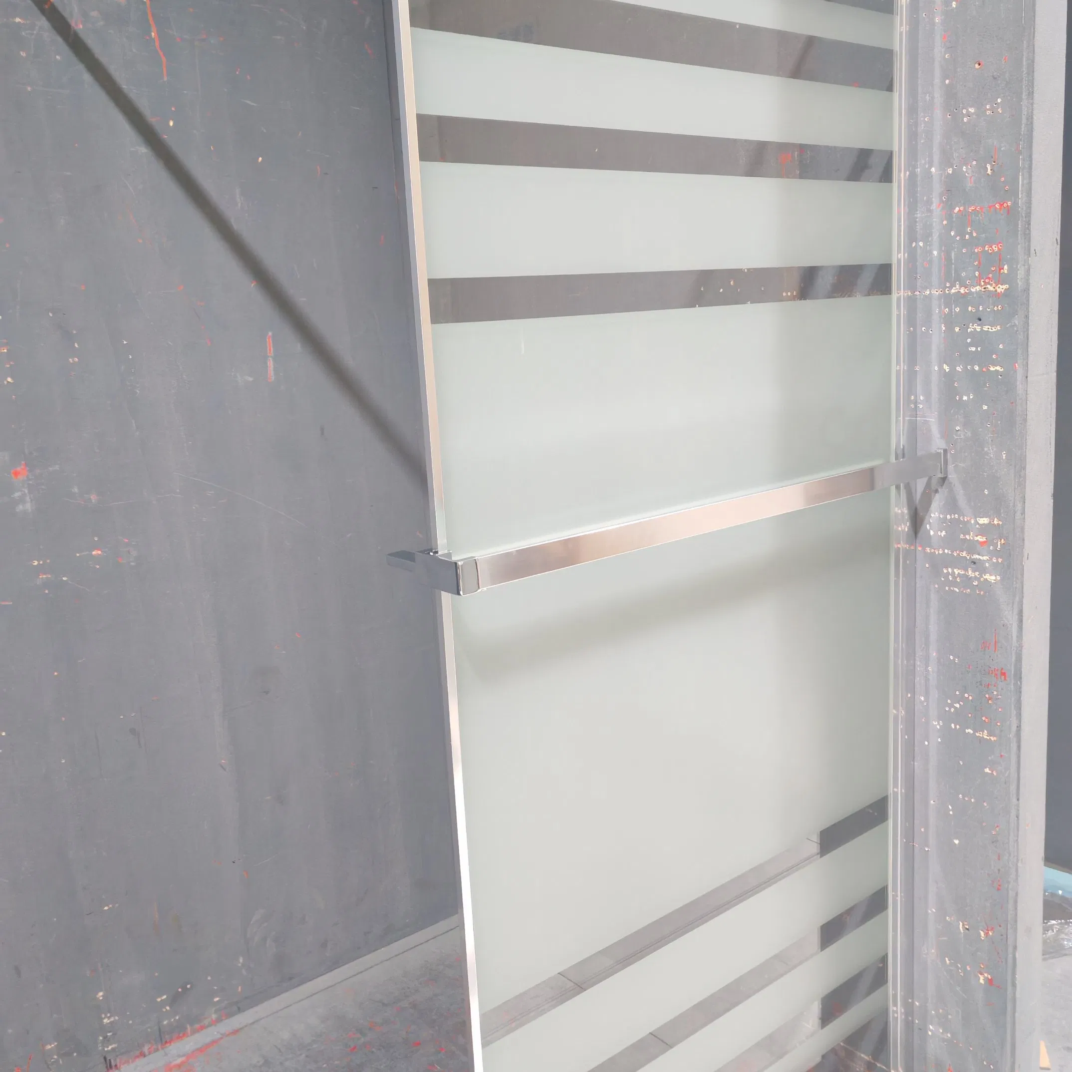 Stylish Bathroom Shower Room Featuring Custom-Made Laminated Tempered Glass