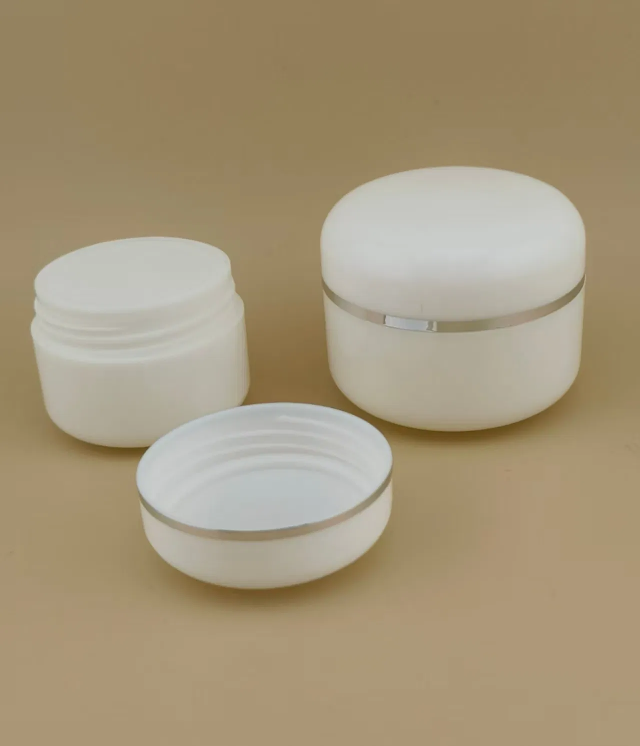 Round-Edged White Plastic Cream Jar with Silvery Edge for Female Lotion