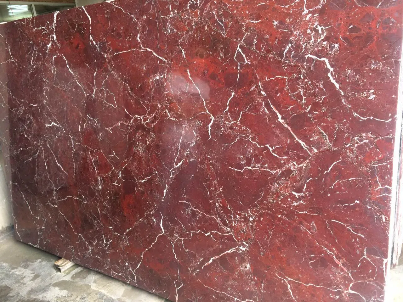 Плитка из агата Red Egeo Rose Marble для пола и стен