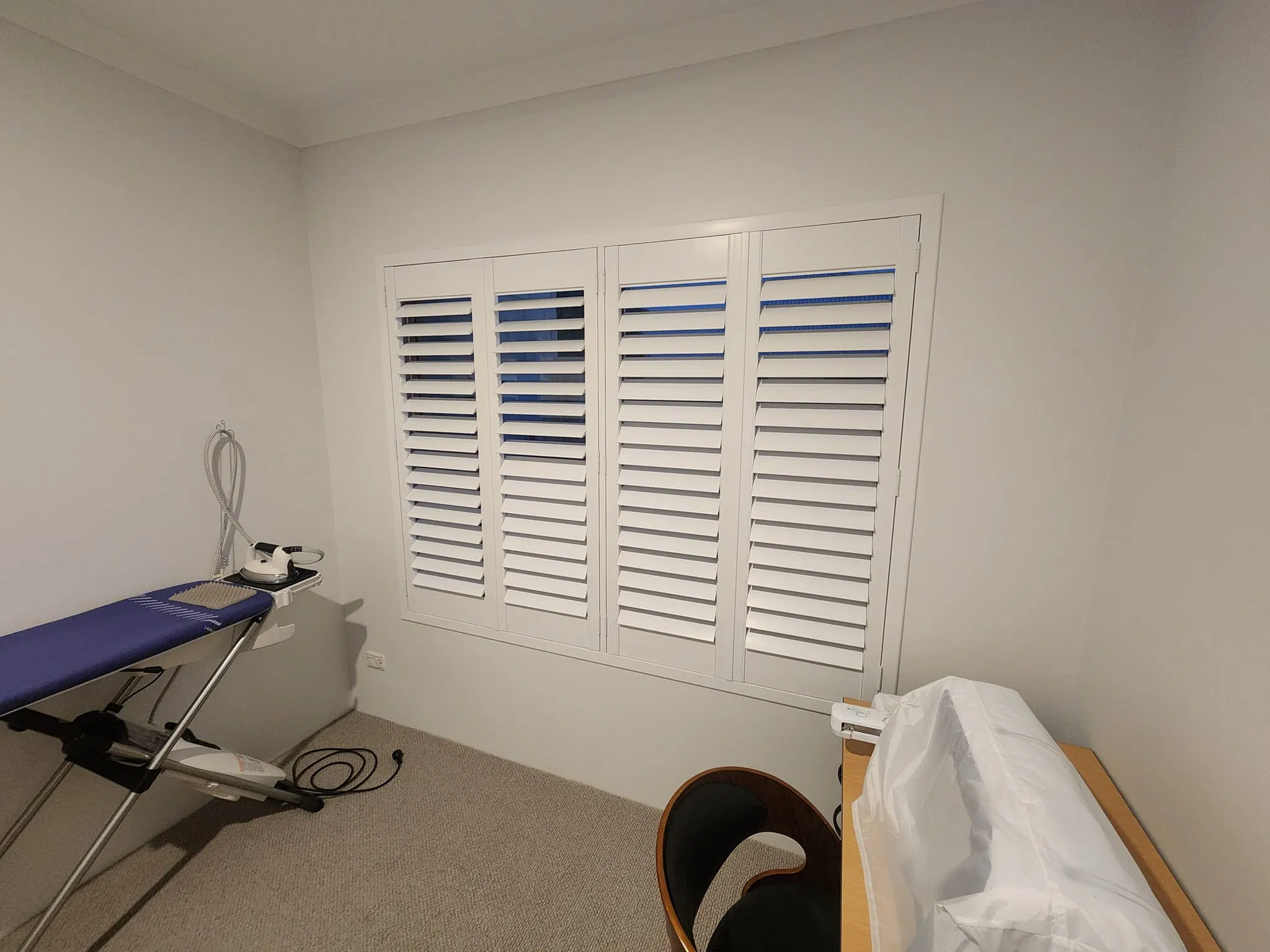 Modern Style Interior Window Plantation Shutters Wood/PVC Vinyl Popular Simplicity Fashion with Horizontal Opening Pattern