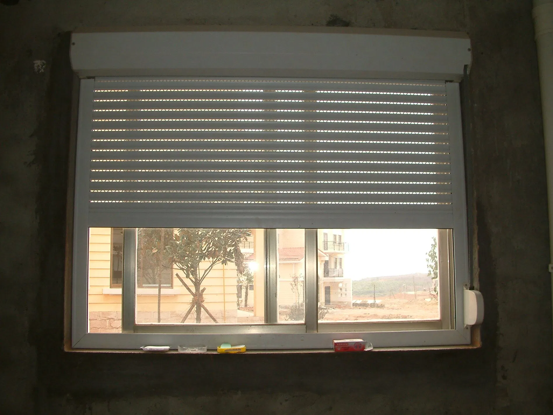 Best Sell Customized Aluminium Roll Down Security Shutters Built in Insulated Louver