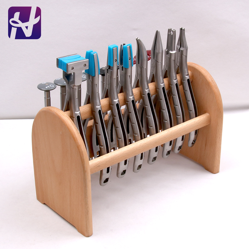 Набор ручных инструментов: 8 плоскогубцев и 9 отверток