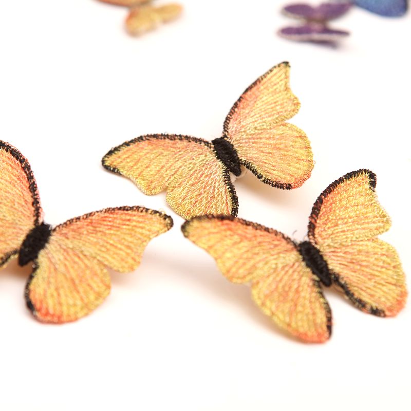 Нашивка вышитая бабочка термоклеевая