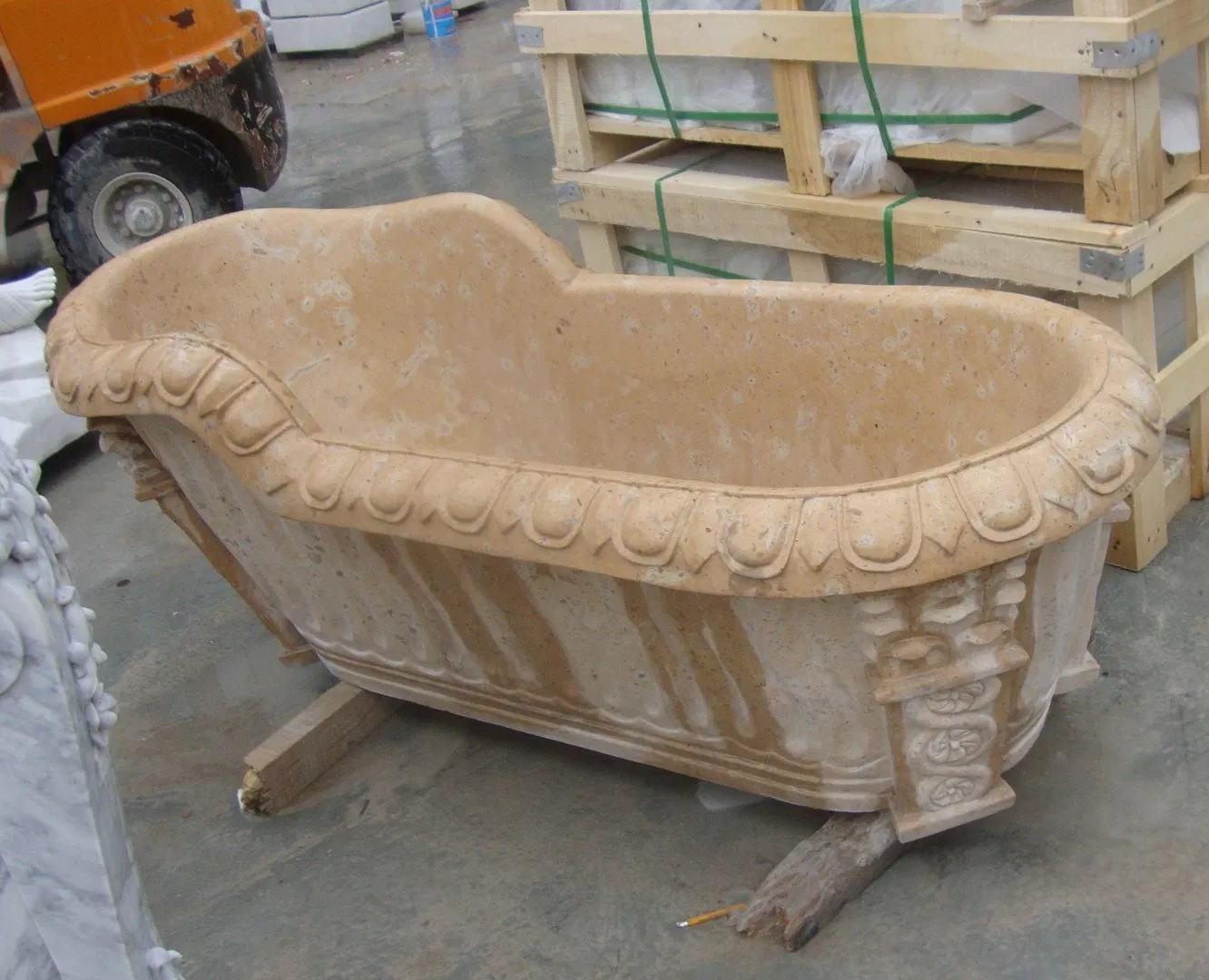 Мраморная ванна с резной головой льва в европейском стиле